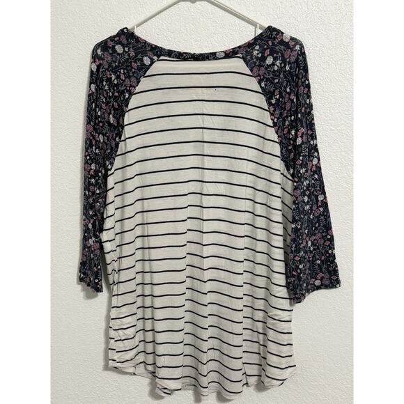 Maurices 24/7 Women’s Plus Size 2 Floral Striped 3/4 Sleeve Blouse - Picture 2 of 5